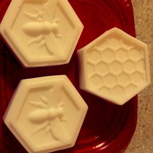 Vanilla and sugar spun honeybee soap !